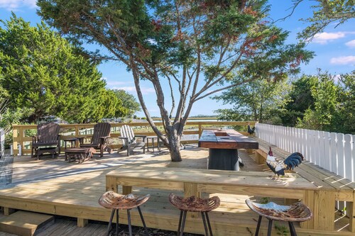 One bedroom oasis with marina and marsh views! Heart of the island with one golf cart