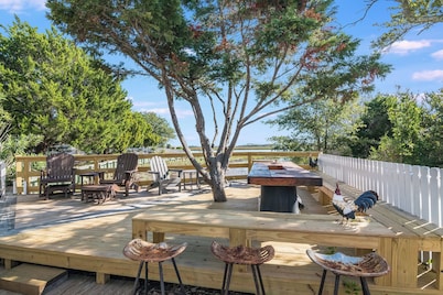 One bedroom oasis with marina and marsh views! Heart of the island with one golf cart