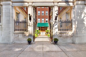 Exterior - Downtown central, Private balcony with city views! (Savannah)