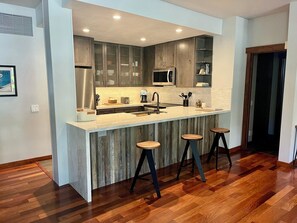 Refrigerador, microondas, horno y parrilla de estufa