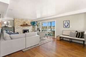 TV - Anchored in the Harbor - a 3 bedroom penthouse in Oceanside, perfect for up to 6 guests (Oceanside)