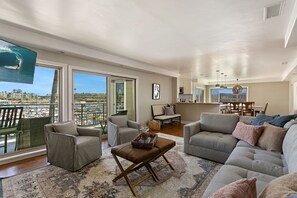 TV - Anchored in the Harbor - a 3 bedroom penthouse in Oceanside, perfect for up to 6 guests (Oceanside)