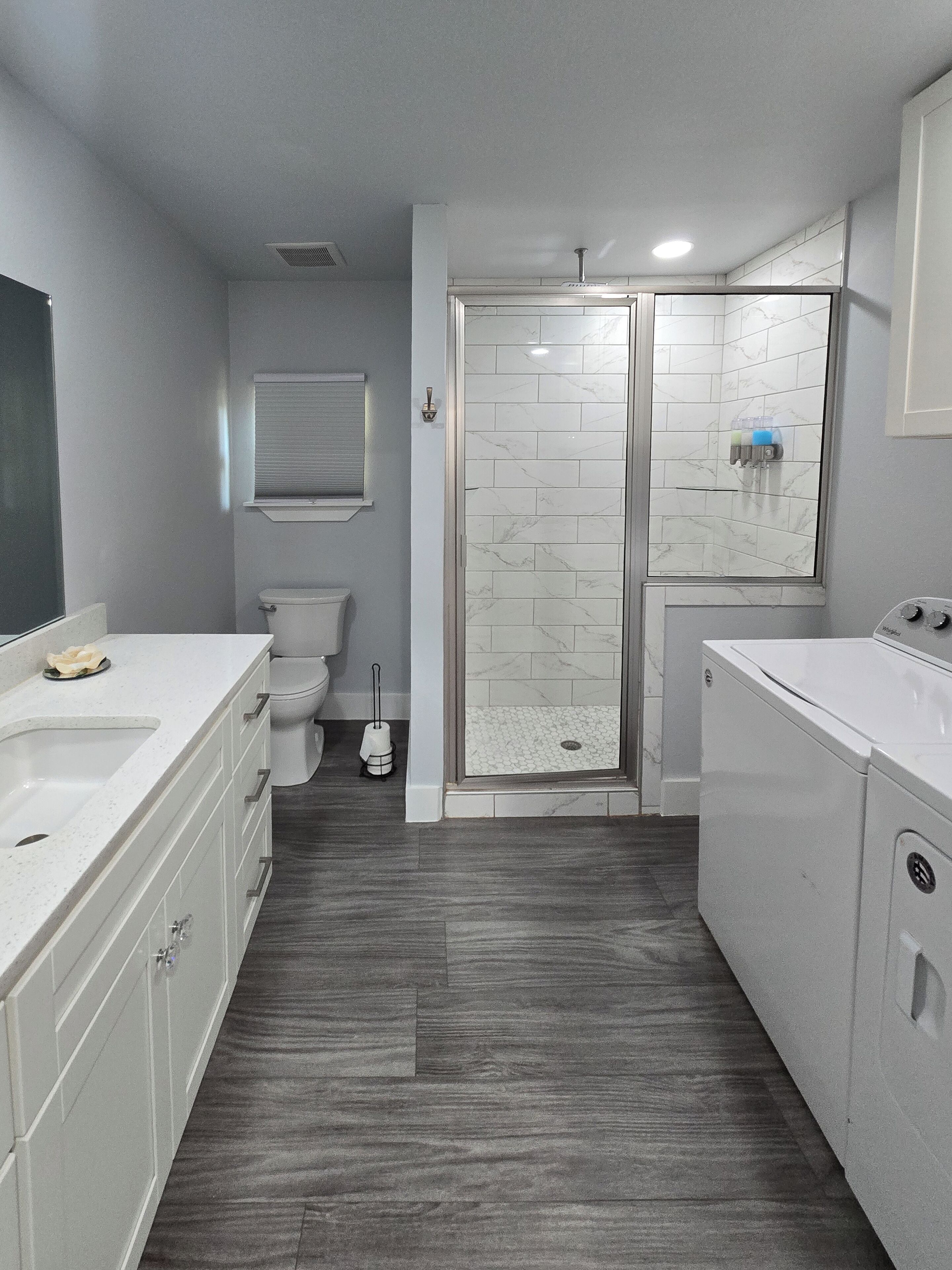 Douche, serviettes fournies, savon, papier toilette