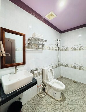 Shower, towels, soap, shampoo - The Cozy Corner-Budget Hotel  (Kampot)