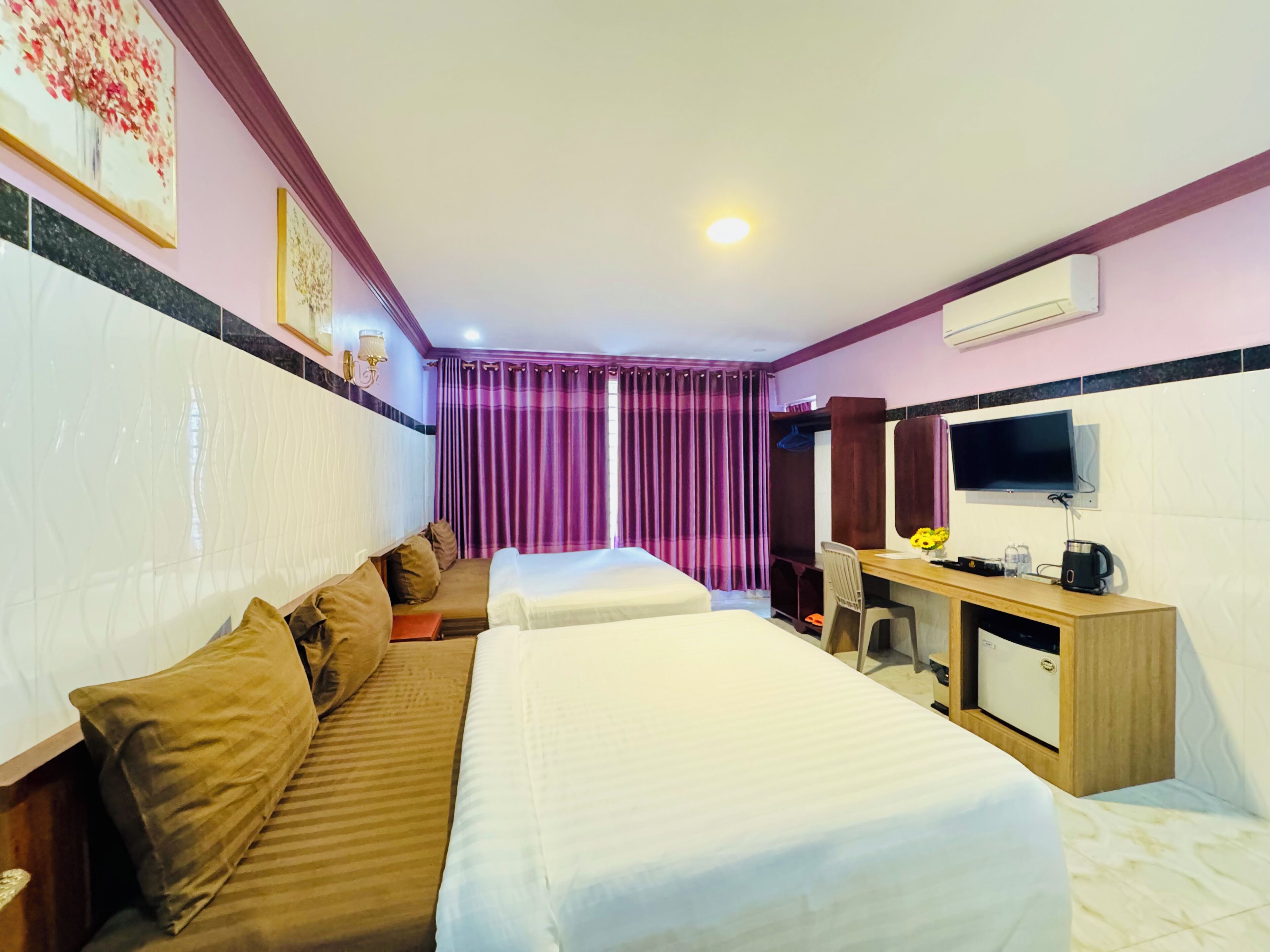 Quarto duplo luxo, 2 quartos, vista para a cidade | Escrivaninha, Wi-Fi de cortesia