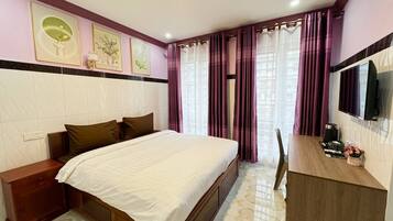 Quarto casal luxo, 1 cama King, vista para a cidade | Escrivaninha, Wi-Fi de cortesia