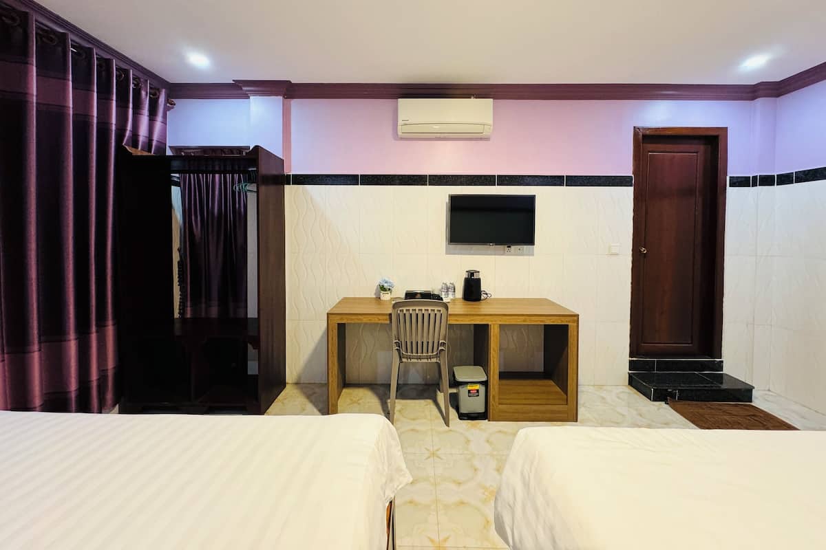 Deluxe Twin Room, 2 Bedrooms, City View | Desk, free WiFi