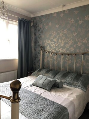 2 chambres, fer et planche à repasser, Wi-Fi, draps fournis