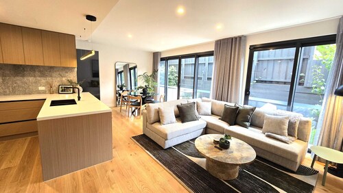Your luxe 2 bed Hampton Haven with parking