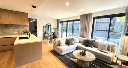Your luxe 2 bed Hampton Haven with parking