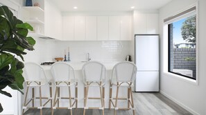 Frigorífico, placa de cocina, lavavajillas y cafetera o tetera