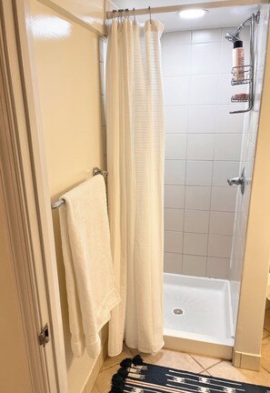 SĂšche-cheveux, serviettes fournies, savon, papier toilette