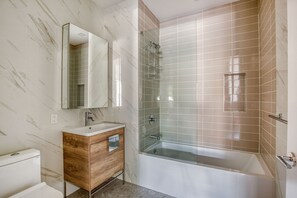 Secador de cabelo, toalhas de banho