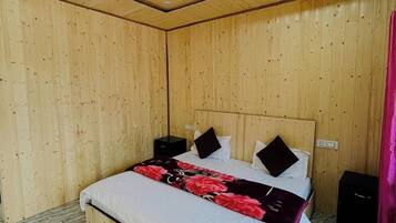 Deluxe Room | Desk, free WiFi, bed sheets