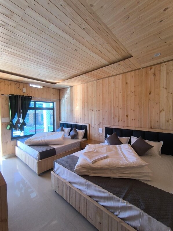 Family Room | Desk, free WiFi, bed sheets