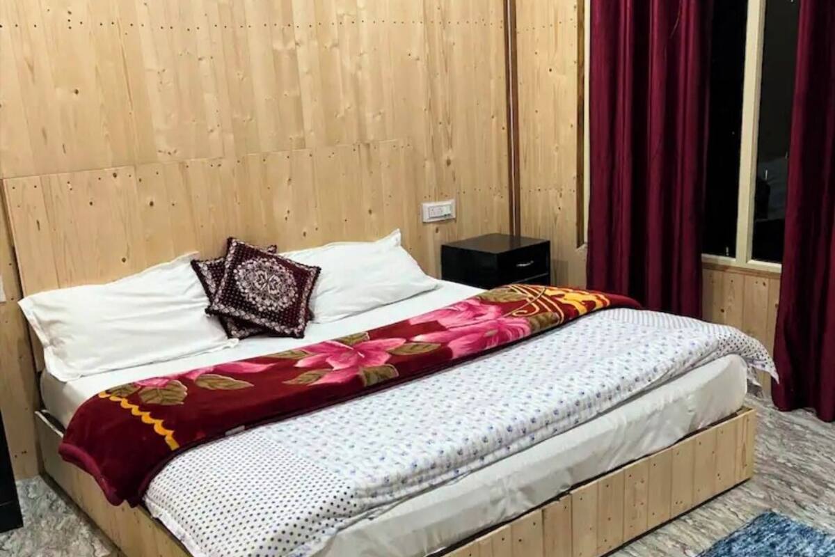 Deluxe Double Room | Desk, free WiFi, bed sheets