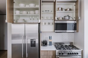 Fridge, microwave, oven, stovetop - Blueground | Upper East Side studio apartment (Uptown)