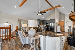 Living area - Abby's Hillside Happiness: Firepit, Secluded, & Free Attractions Tickets (Sevierville)