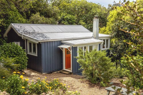 Hillside Hideaway – Romantic Cottage Escape