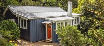 Hillside Hideaway – Romantic Cottage Escape