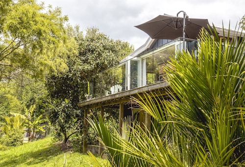 Hillside Hideaway – Romantic Cottage Escape