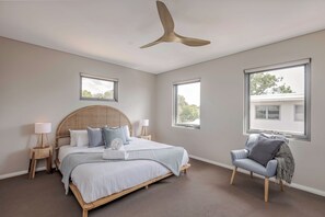 3 chambres, bureau, fer et planche à repasser, lit de bébé portatif