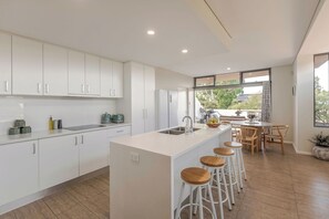 Een koelkast, een microgolfoven, een oven, een kookplaat