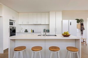 Réfrigérateur, four à micro-ondes, un four, surface de cuisson
