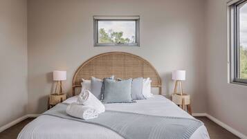 3 chambres, bureau, fer et planche Ă repasser, lit parapluie