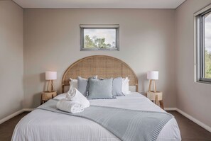 3 slaapkamers, een bureau, een strijkplank/strijkijzer, reisbedje