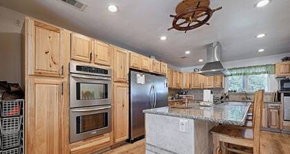 Lakeside Retreat, Hot Tub and Private Fishing Deck