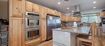 Lakeside Retreat, Hot Tub and Private Fishing Deck