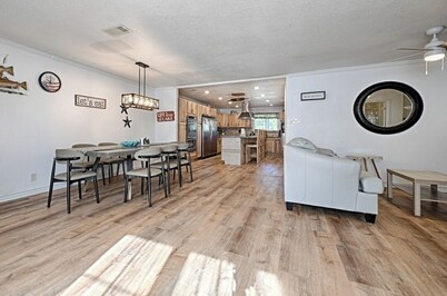 Lakeside Retreat, Hot Tub and Private Fishing Deck