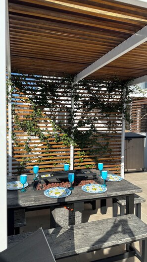 Outdoor dining - Luxury Villa Bird of Paradise.With Private Pool close to beach and Paphos centre (Yeroskipou)