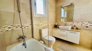 Haartrockner, Handtücher, Seife, Toilettenpapier