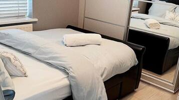 4 bedrooms, iron/ironing board, WiFi, bed sheets