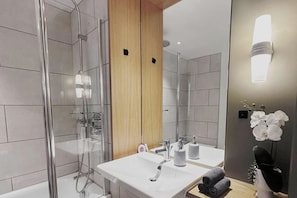 Douche, serviettes fournies
