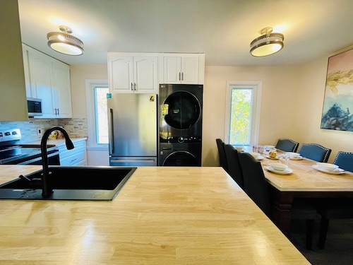 Entire house 3BR, Pets, kitchen, Parking, Laundry, Large Fenced backyard, WiFi