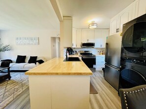 Een koelkast, een microgolfoven, een oven, een kookplaat