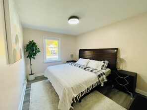 3 slaapkamers, een bureau, een strijkplank/strijkijzer, reisbedje