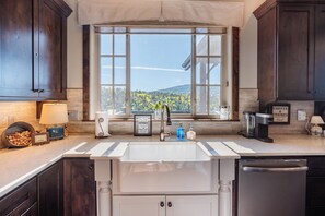 調理器具と食器、香辛料