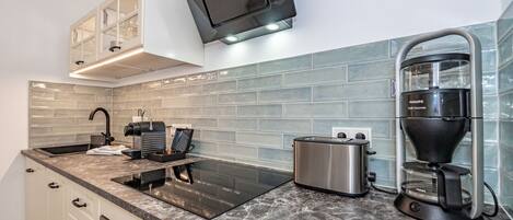 Kjøleskap, ovn, kokeplater og oppvaskmaskin