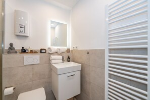 Regadera, secadora de cabello, toallas