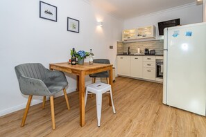 Fridge, oven, stovetop, dishwasher - This one love - Cozy vacation apartment for up to 3 people in Alt (Sylt)