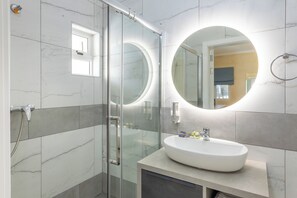Douche, baignoire Ă jets, sĂšche-cheveux, serviettes fournies