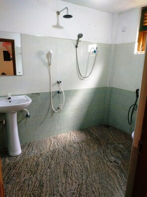 Douche, sèche-cheveux, bidet, serviettes fournies