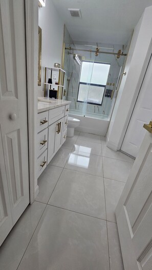 Secadora de cabello, toallas, jabón, shampoo 