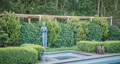 Luxe country retreat far from crowds, close to facilities, cosy warm winter land