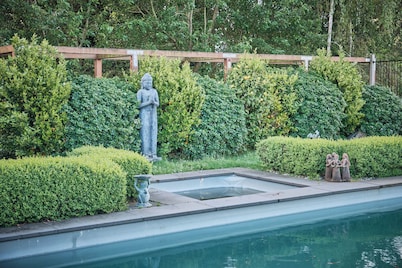 Luxe country retreat far from crowds, close to facilities, cosy warm winter land