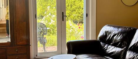 Smart-tv, een dvd-speler, boeken en een filmbibliotheek